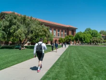 The campus lawn of the University of Arizona. Via Shutterstock